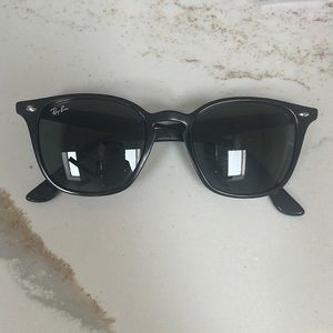 RB4258 Black and green